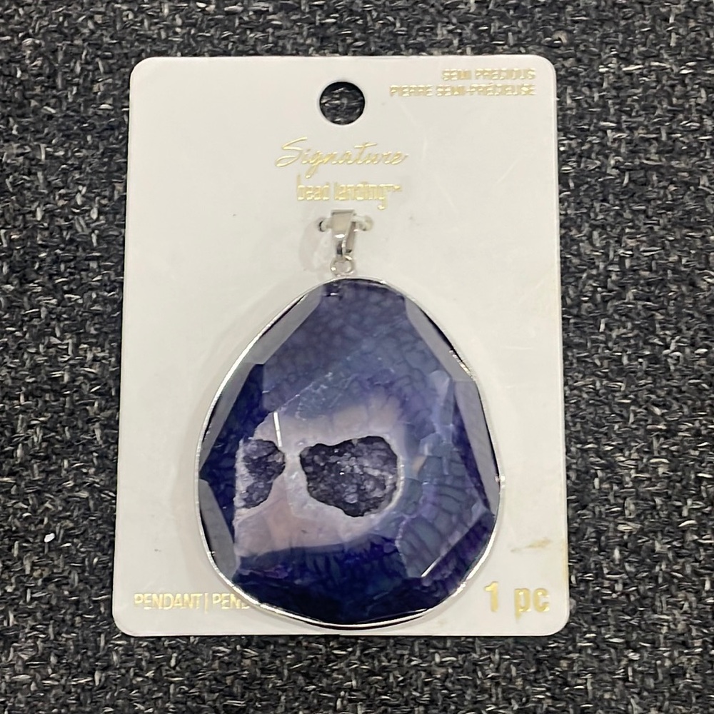 NWT bead landing pendant